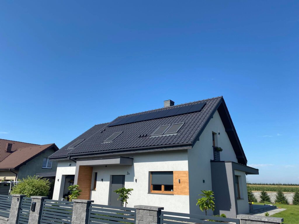 Instalacja fotowoltaiczna w trakcie montażu