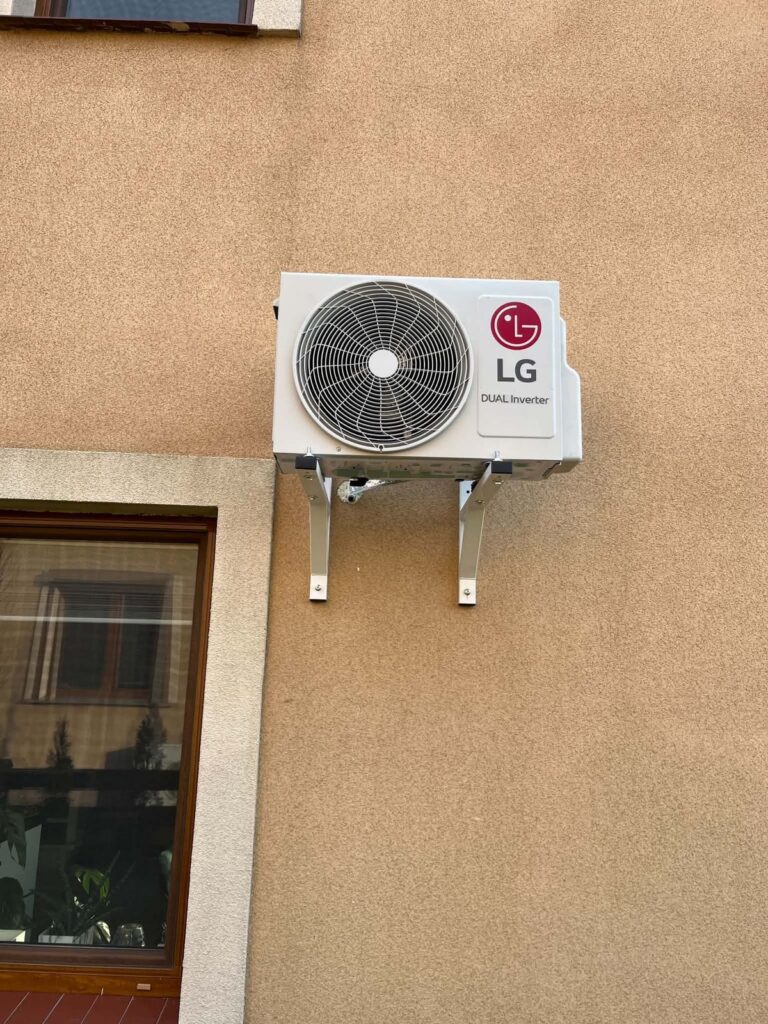 Klimatyzator LG na elewacji