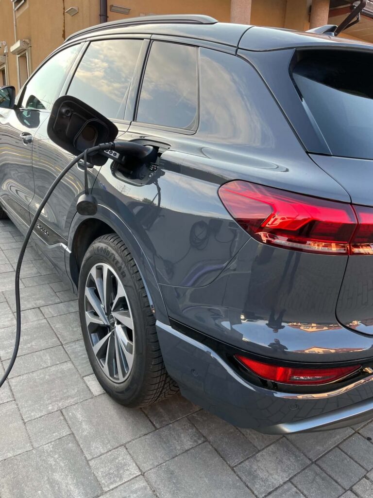 Samochód elektryczny podczas ładowania